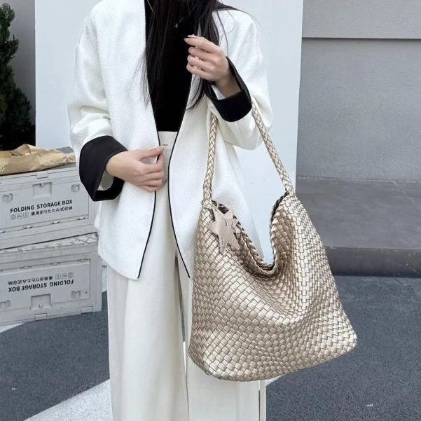 香槟色包包2025夏季编织托特包包女大容量大包手提单肩斜挎水桶包