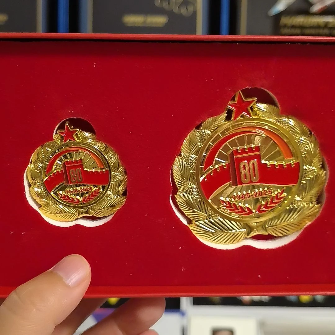 北京纪念套装一个冰箱贴一个徽章