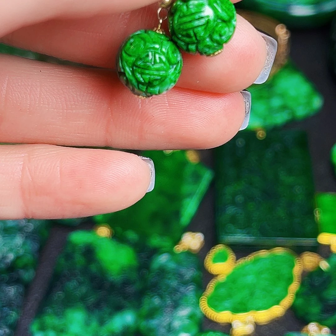 颈饰18K金镶嵌翡翠多样性