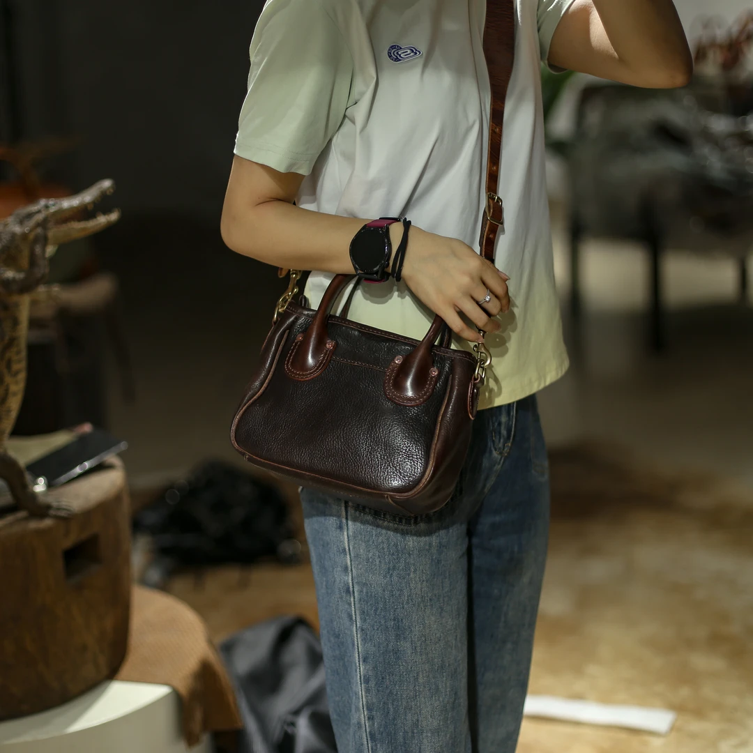 23120头层植鞣牛皮女士斜跨包厚粗缩纹馒头包水洗做旧铜五金