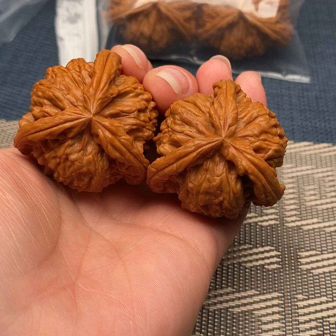 君***阳文玩核桃吊坠三棱