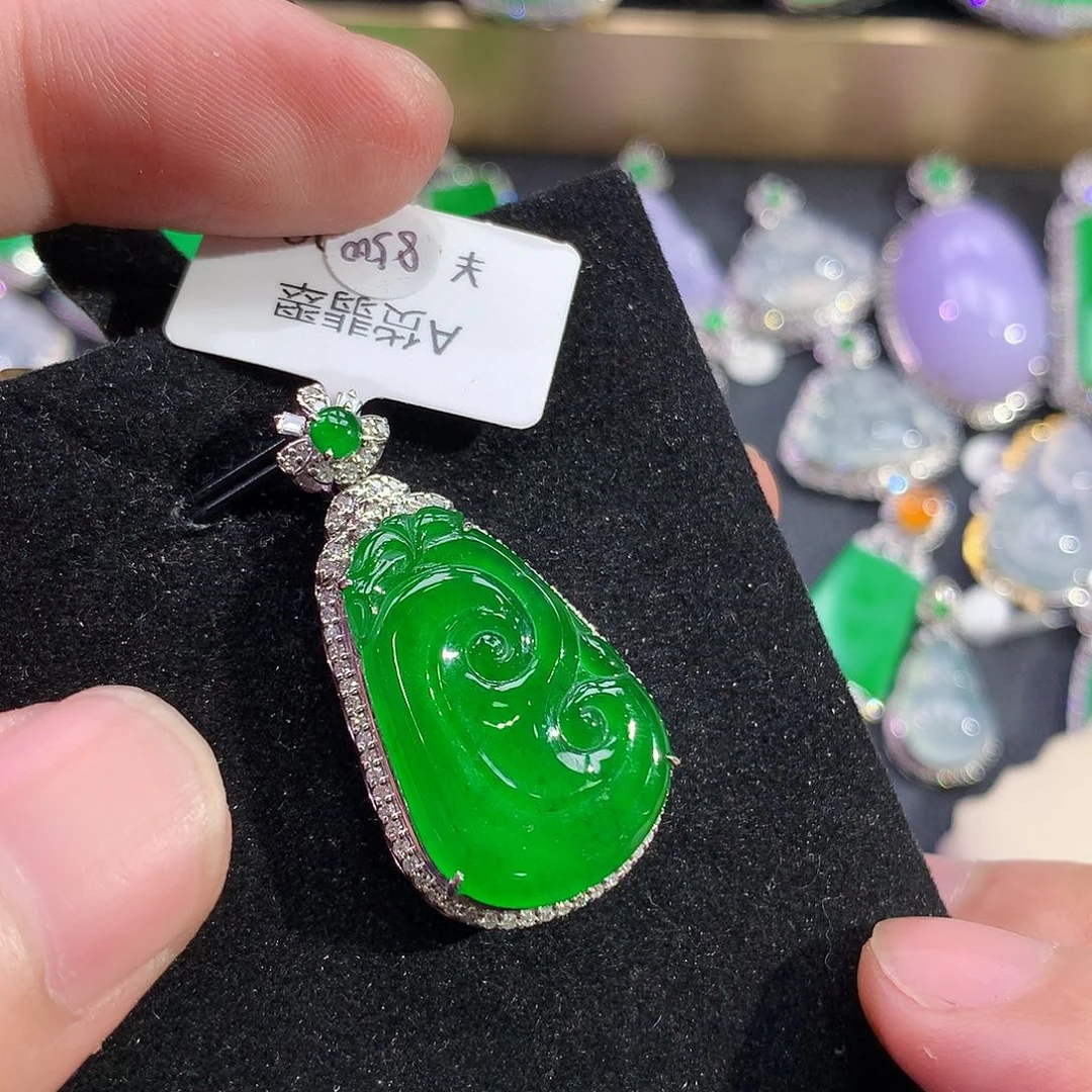 翡翠18K金镶嵌颈饰