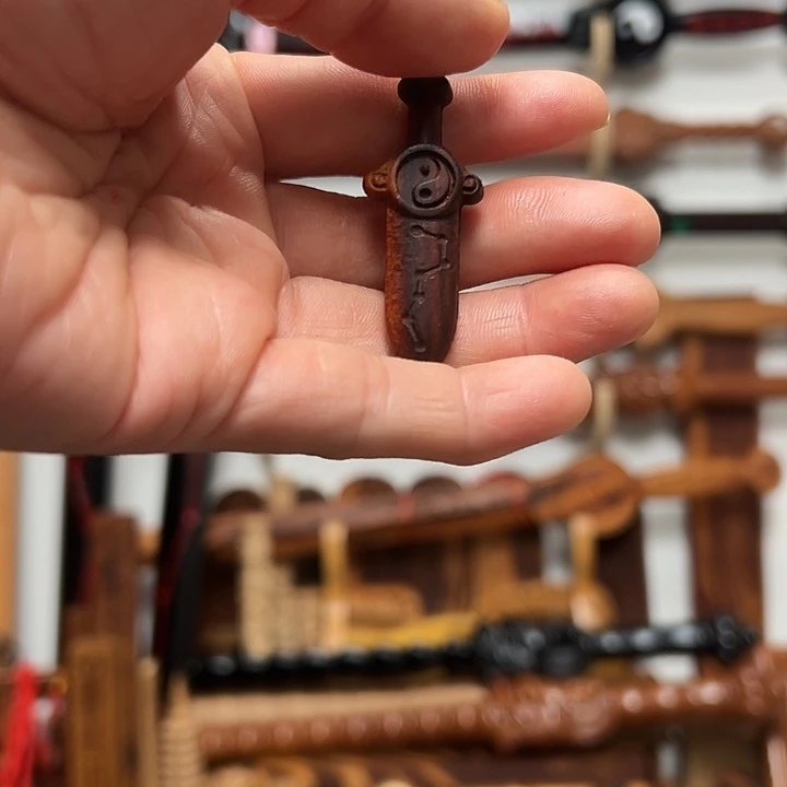 奋***，桃木5厘米雷料小剑一个