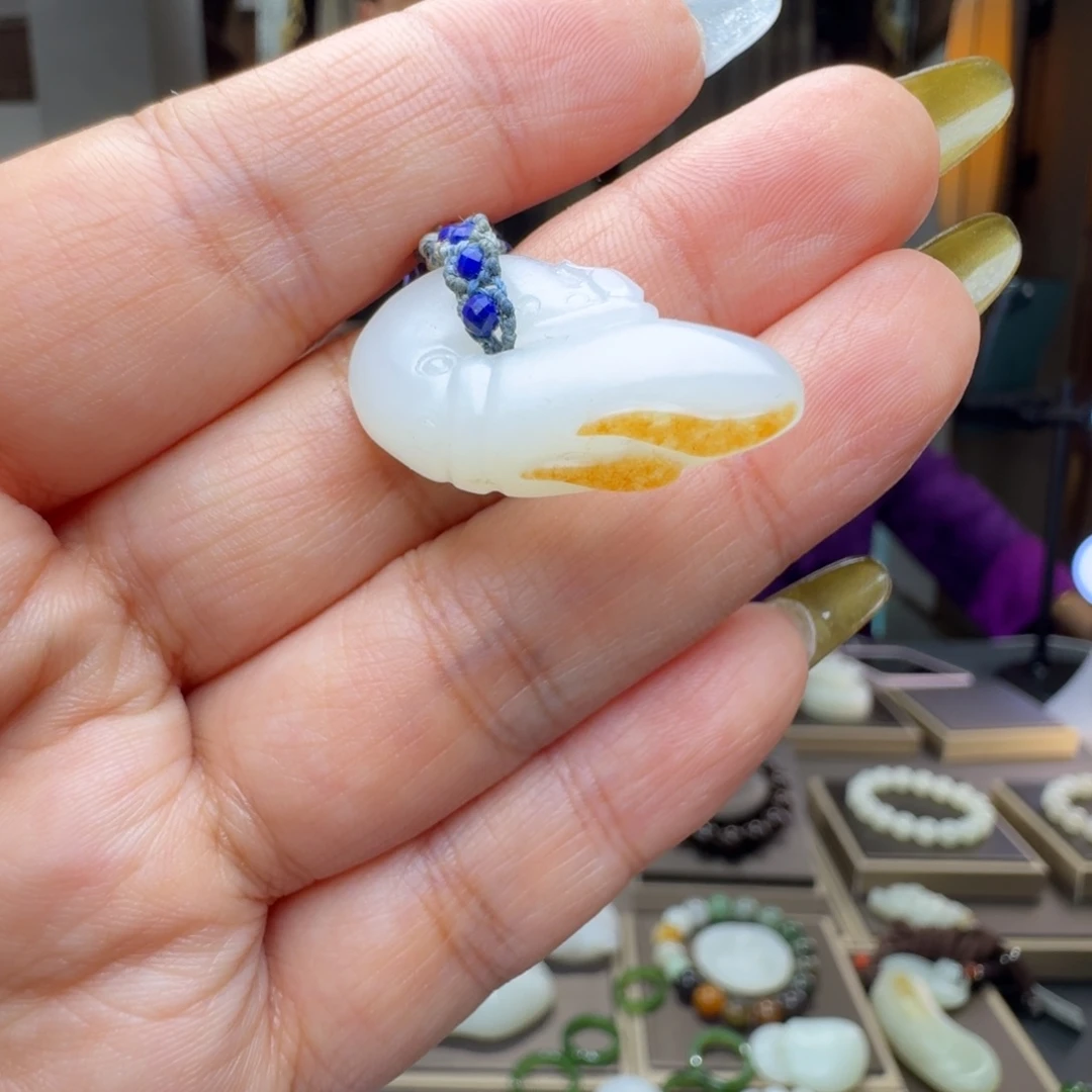 四***熊和田玉未镶嵌颈饰