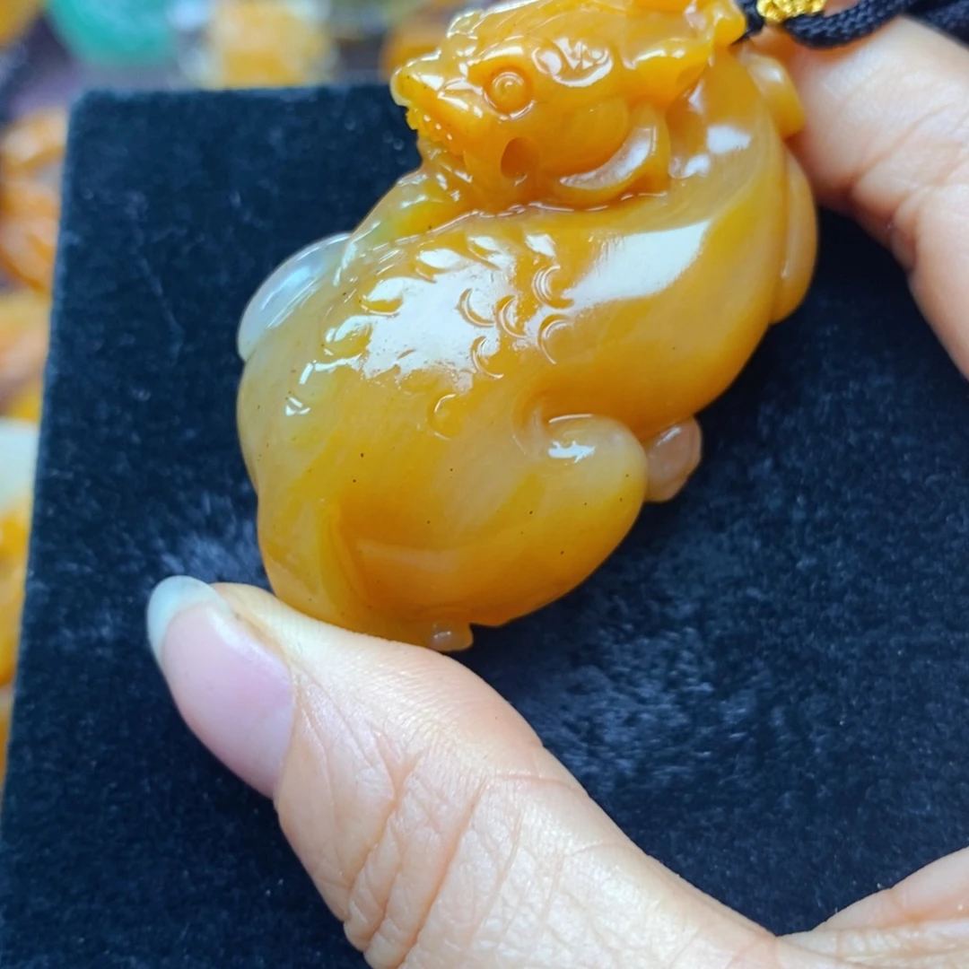 未镶嵌石英质玉（黄龙玉）颈饰