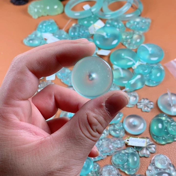 w***为未镶嵌蛇纹石玉颈饰