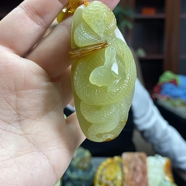 蛇纹石玉未镶嵌颈饰