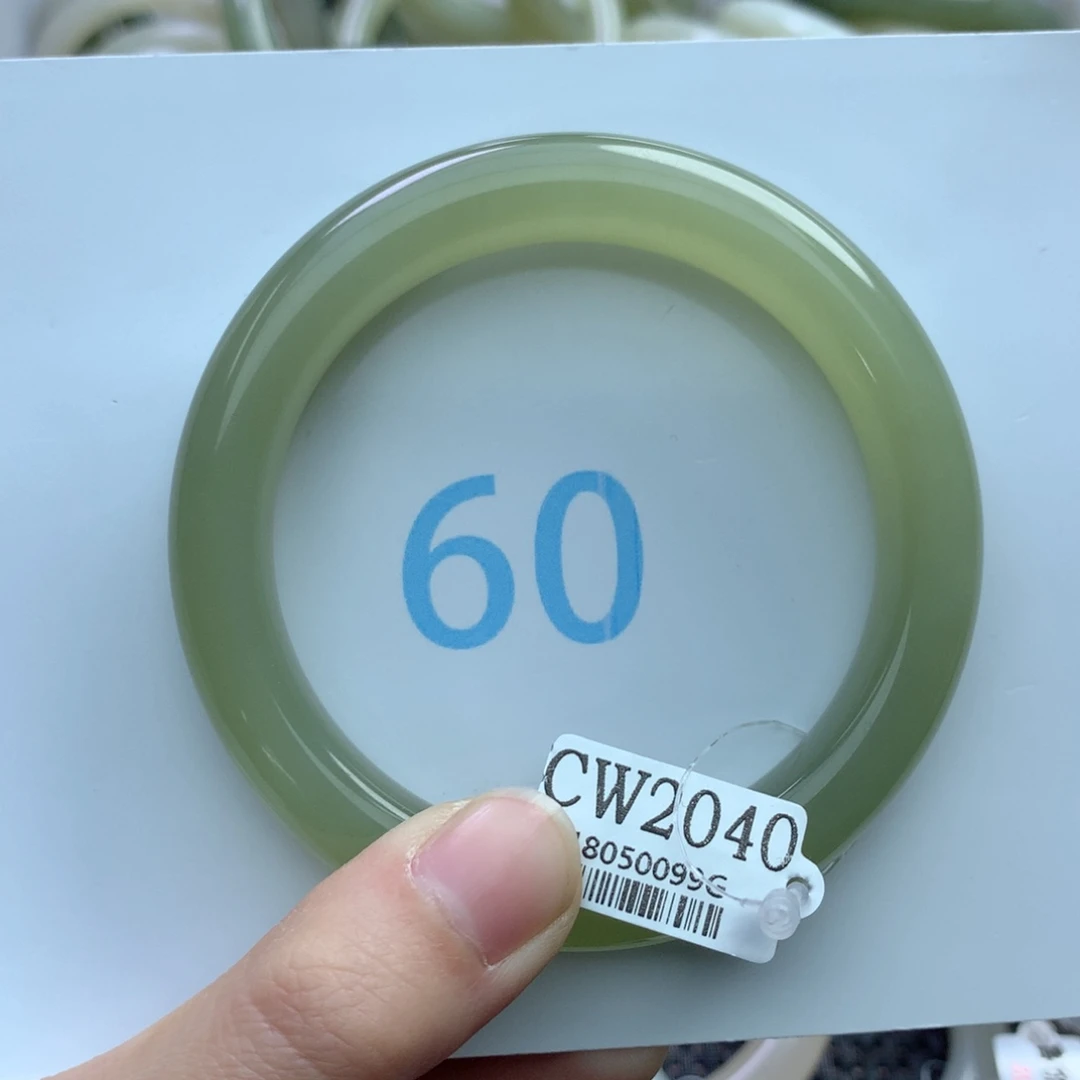 和田玉手镯未镶嵌向**?