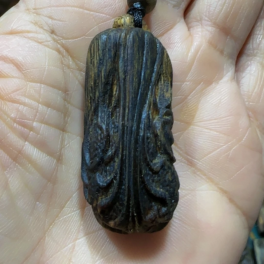 沉香吊坠海南白奇乌身老料雕刻聚百财带绳6.5克