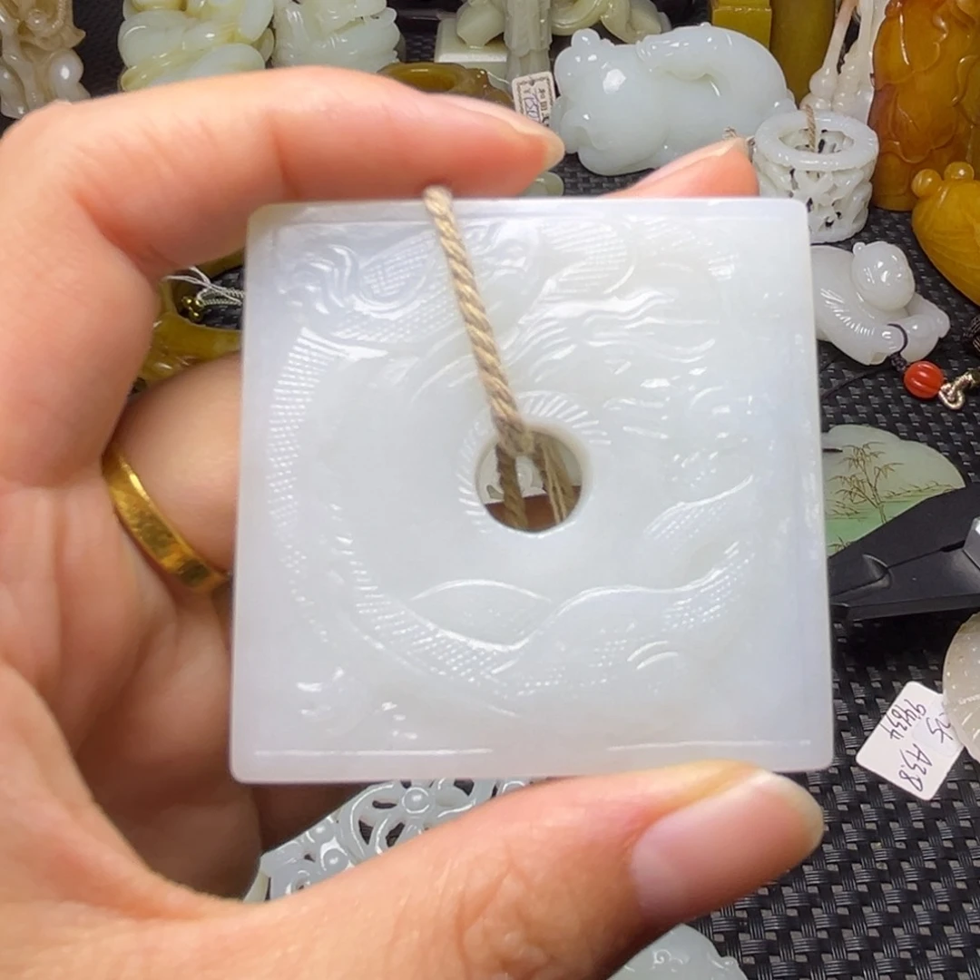 和田玉未镶嵌颈饰奋*者