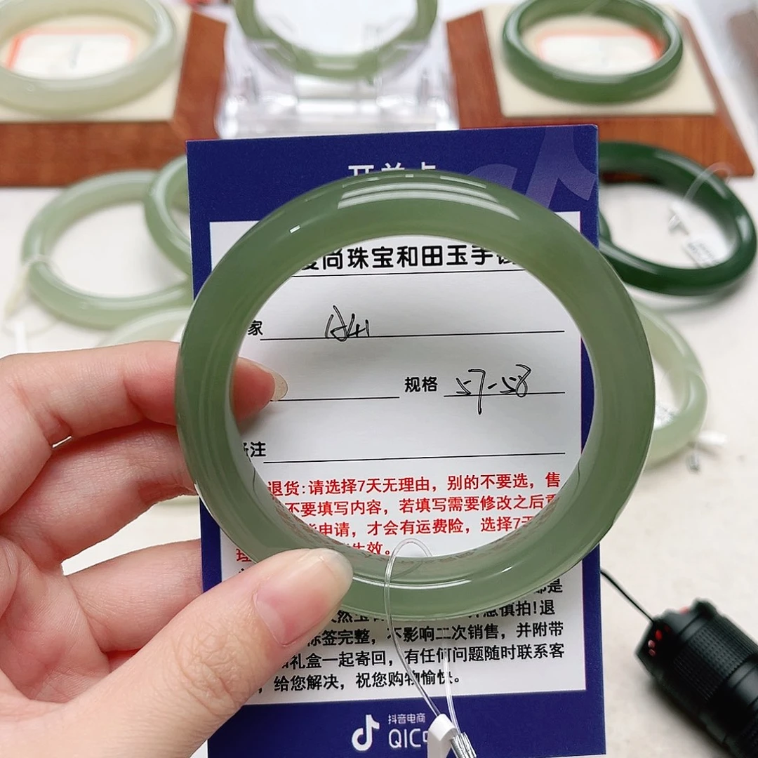 和田玉手镯未镶嵌哇**子