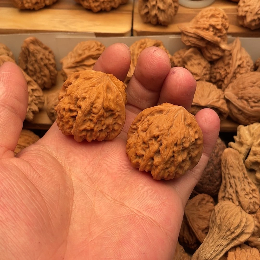 K***G文玩核桃吊坠凹底