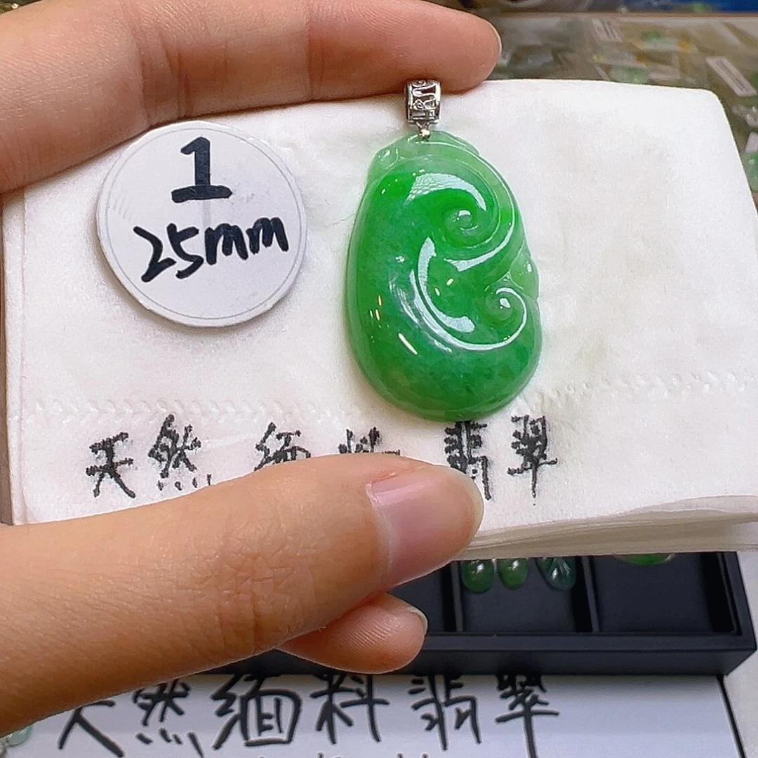 翡翠颈饰18K金镶嵌翡翠