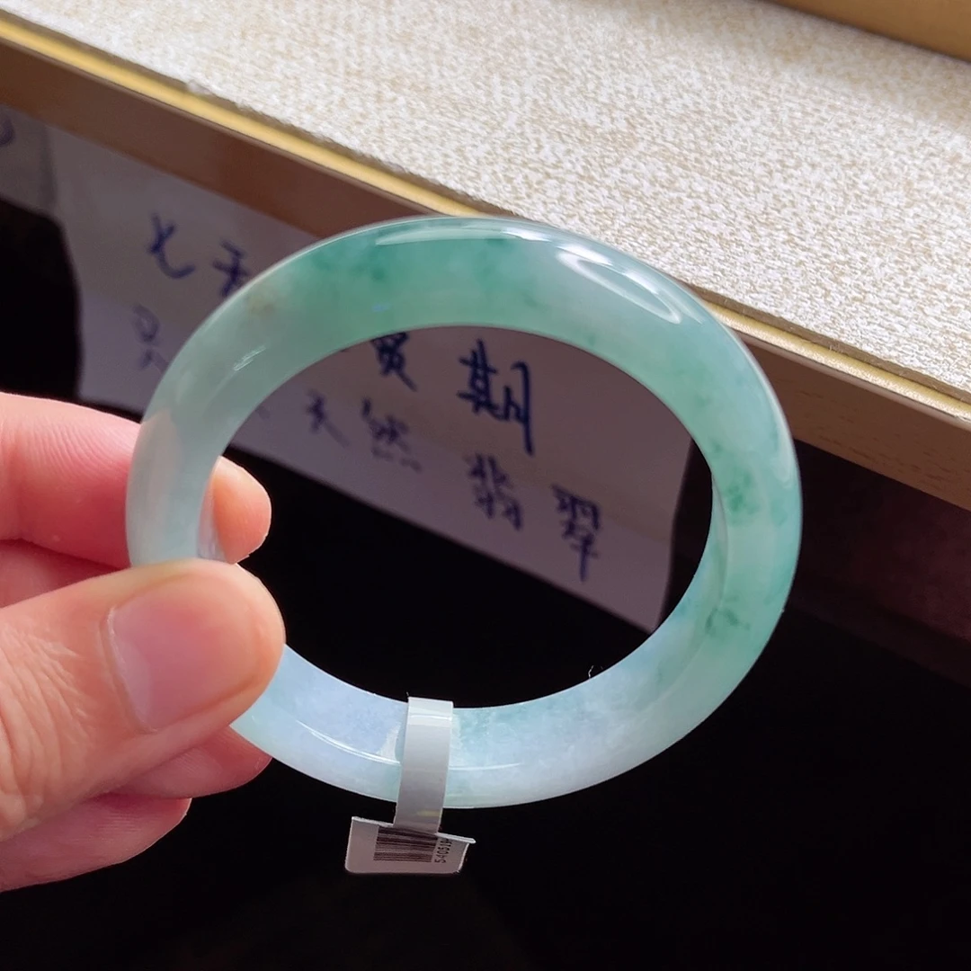 翡翠手镯未镶嵌手镯