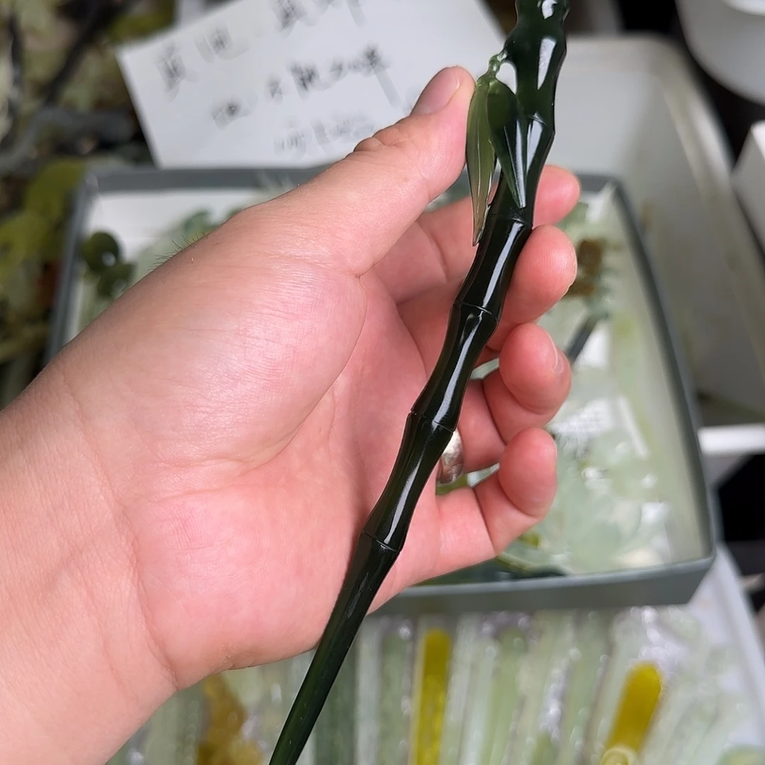 刘***元蛇纹石玉未镶嵌发饰