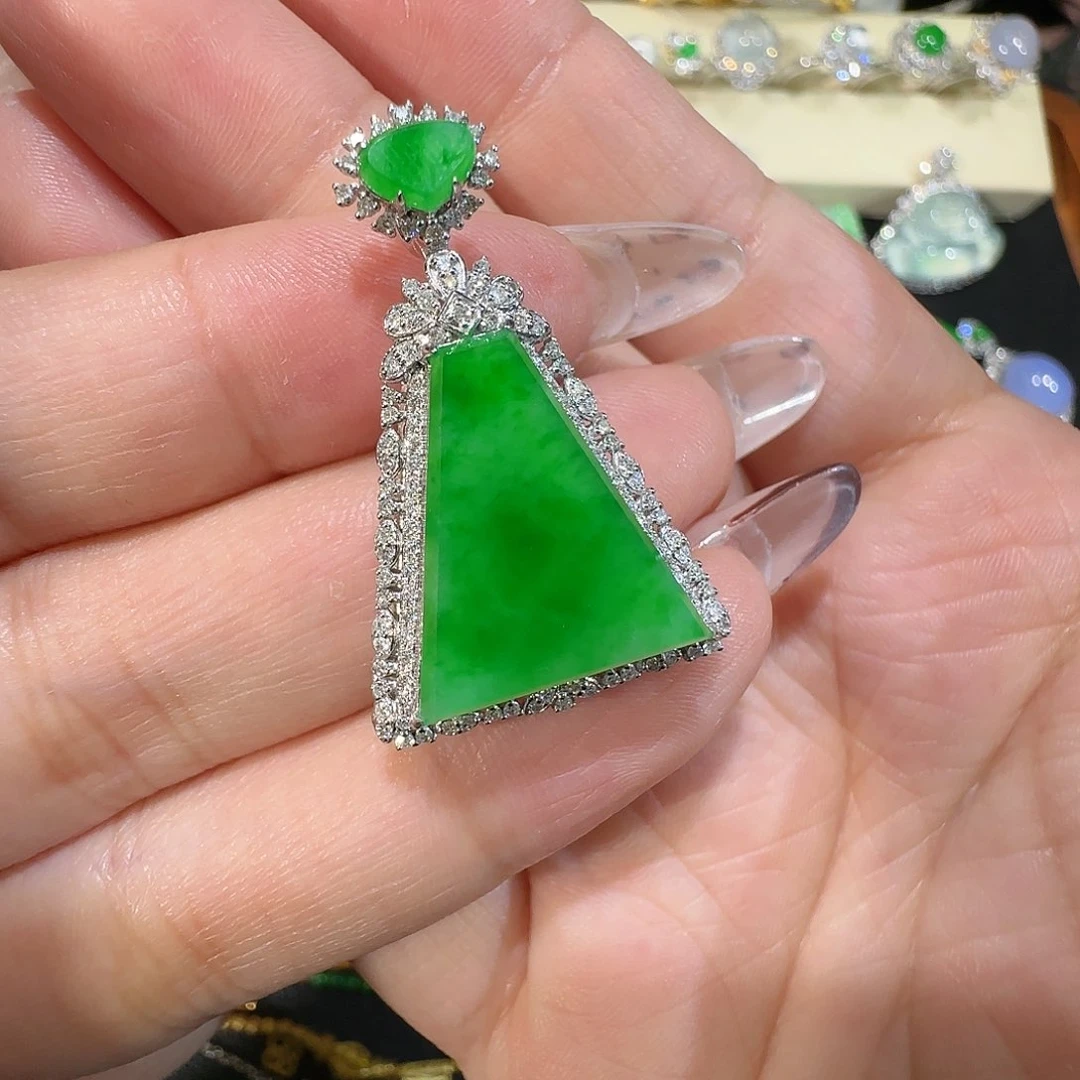 【闪购商品】颈饰18K金镶嵌翡翠