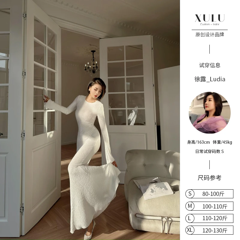 XULU原创醋酸肌理压褶斜纹高阶白色优雅百搭简约喇叭袖圆领连衣裙