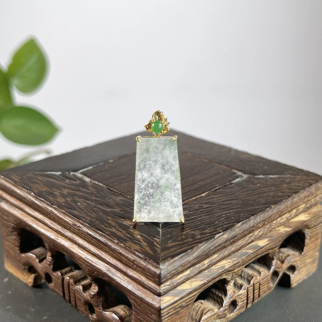 JGB04-207   天然缅甸A货翡翠  18K镶嵌无事牌