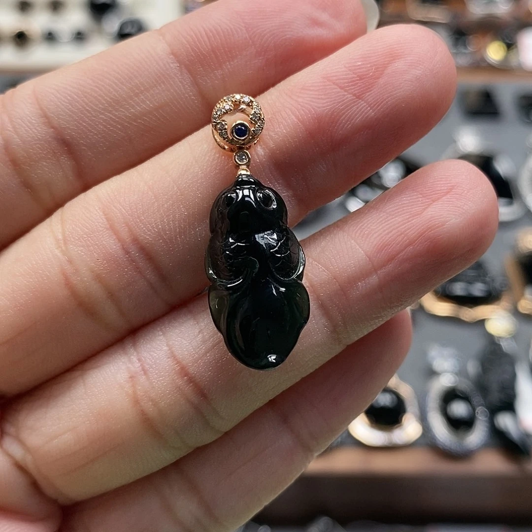 翡翠18K金镶嵌颈饰金鱼