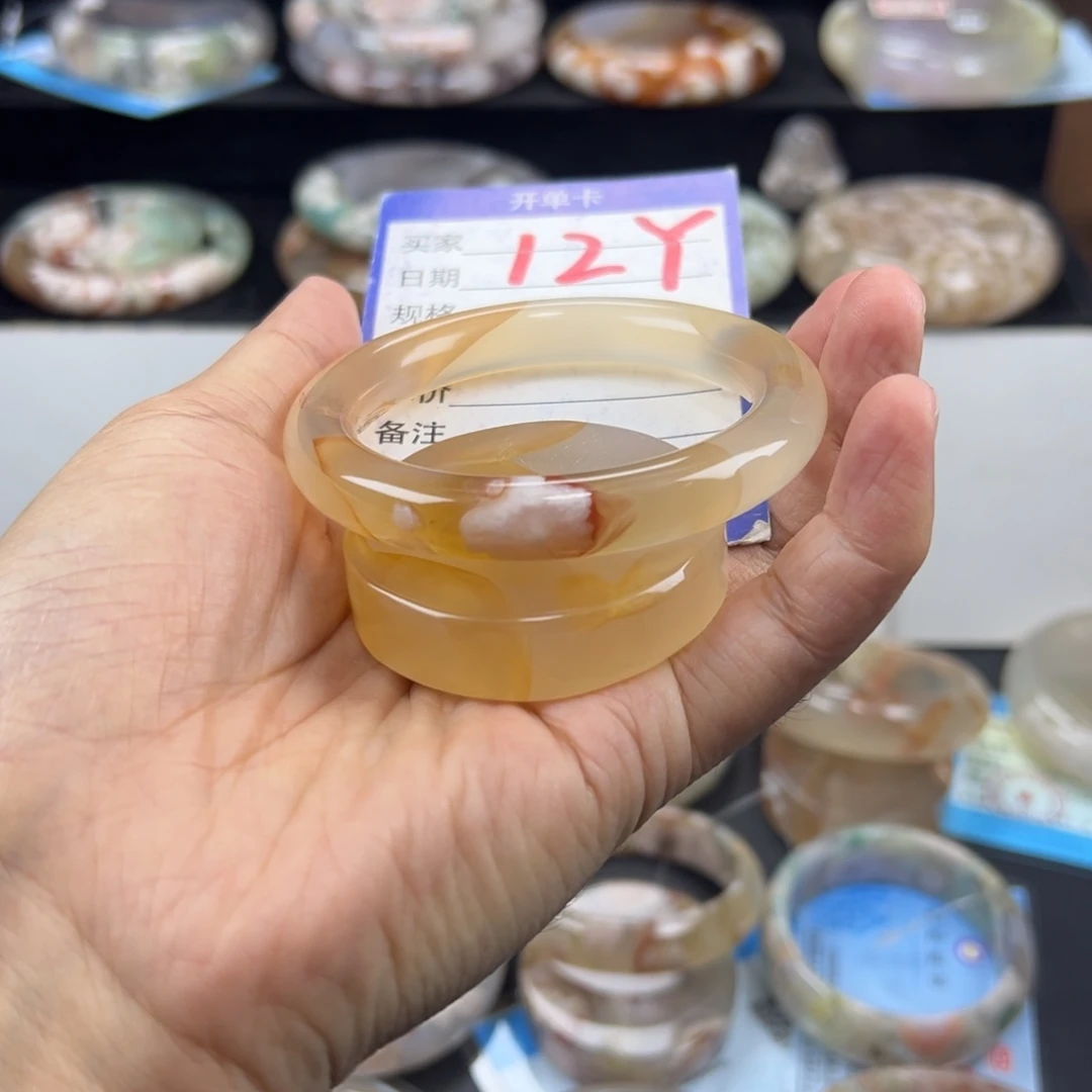 小***欣石英质玉未镶嵌手镯