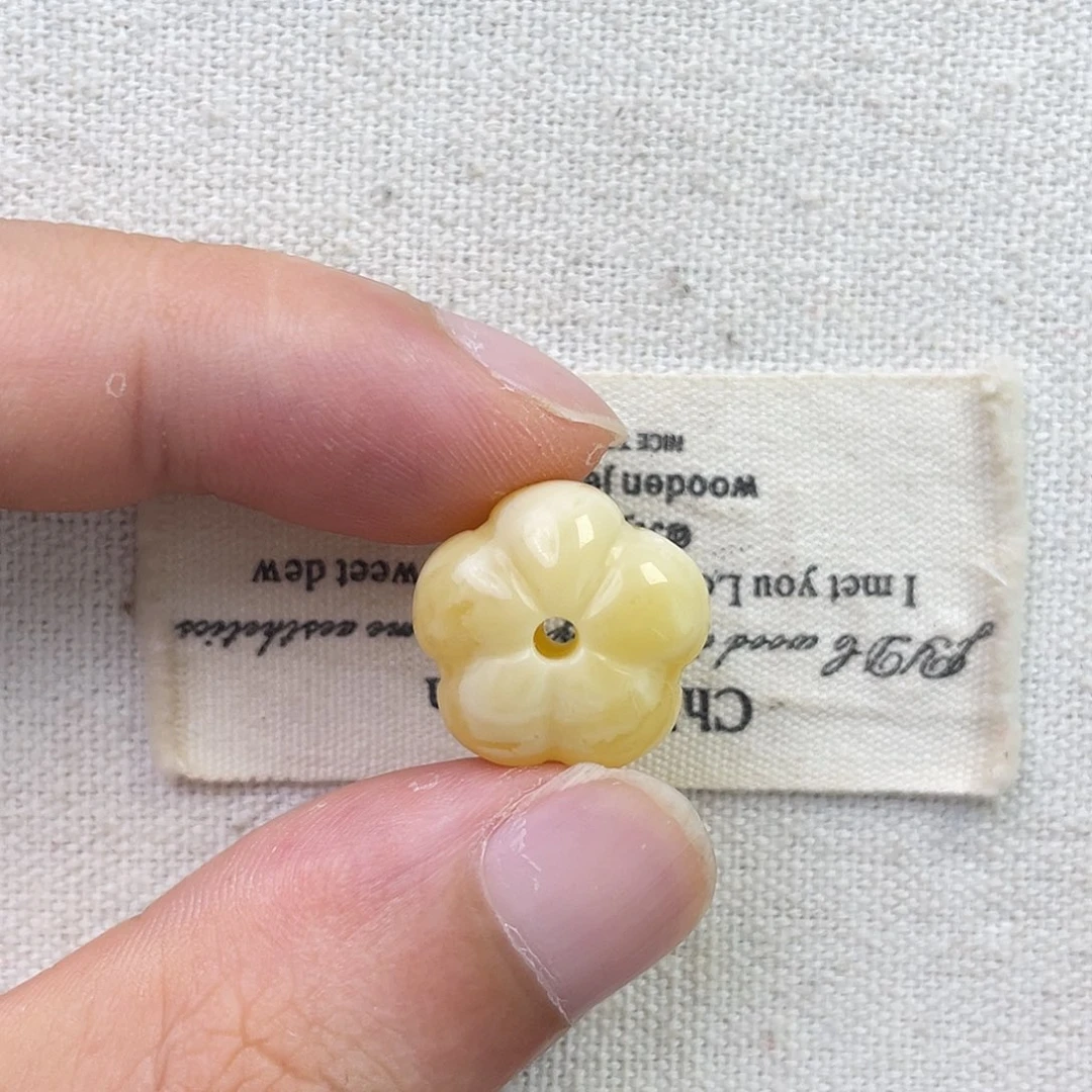 裸石琥珀未镶嵌花花