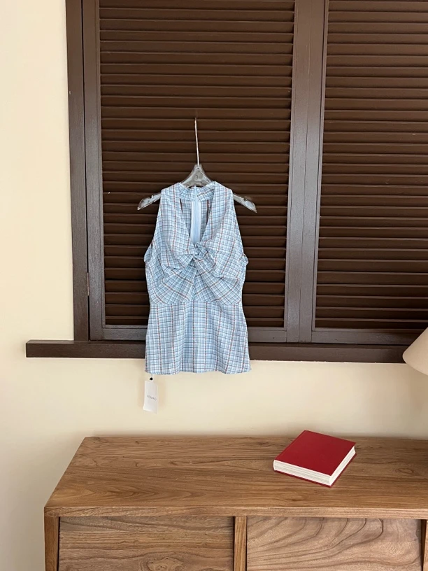 赵小小【格林盛夏】纯欲风V领格子背心小心机褶皱露腰衬衫27359