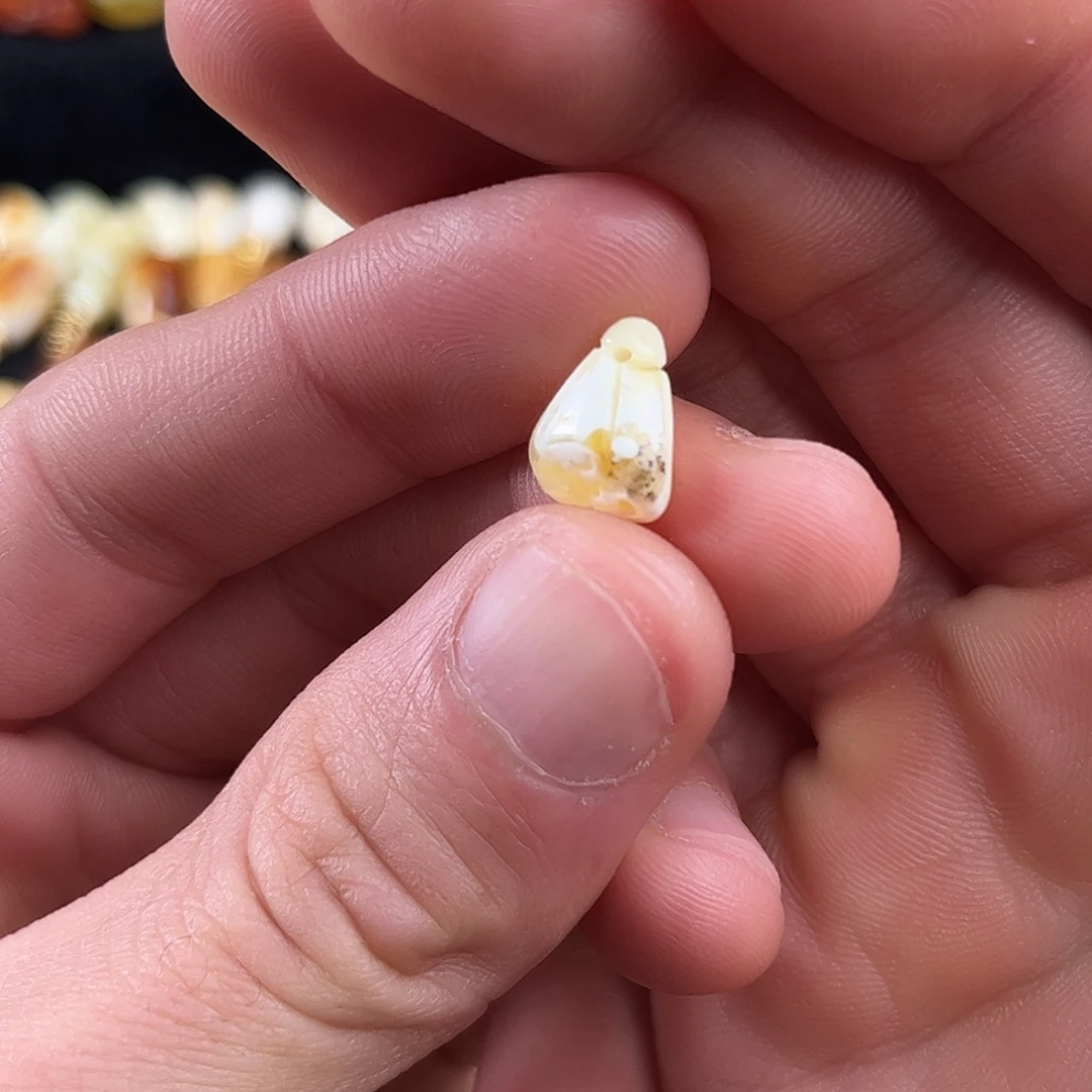 蜜蜡未镶嵌珠宝奇石