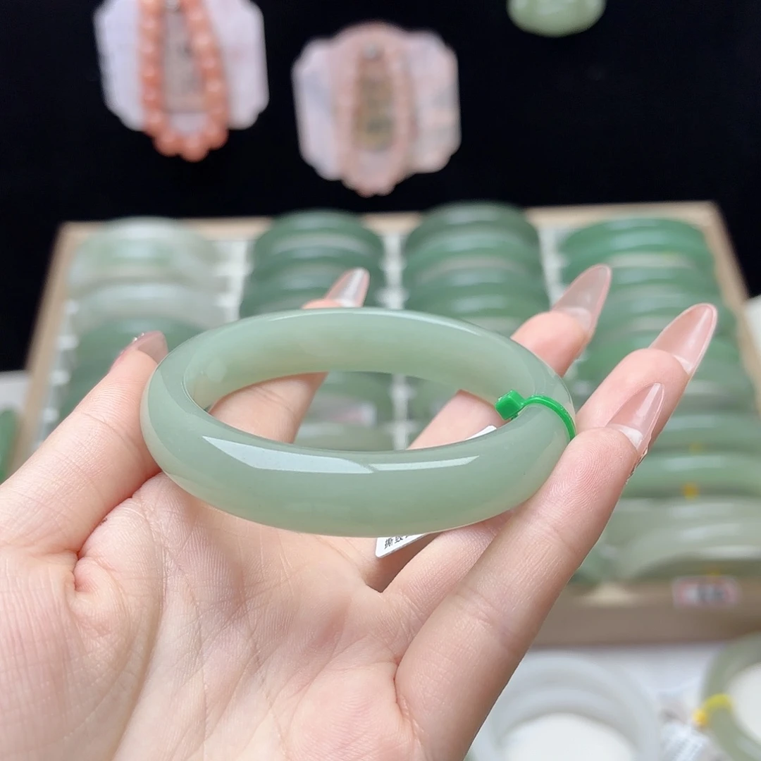 未镶嵌手镯石英质玉