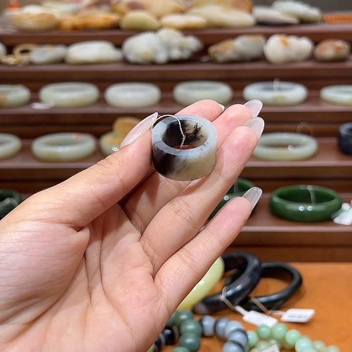 和田玉（墨玉）未镶嵌戒指意境青花