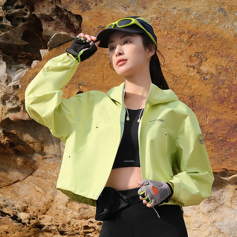 波司登25年春季新款自然色系女常规功能城市户外运动短款软壳外套