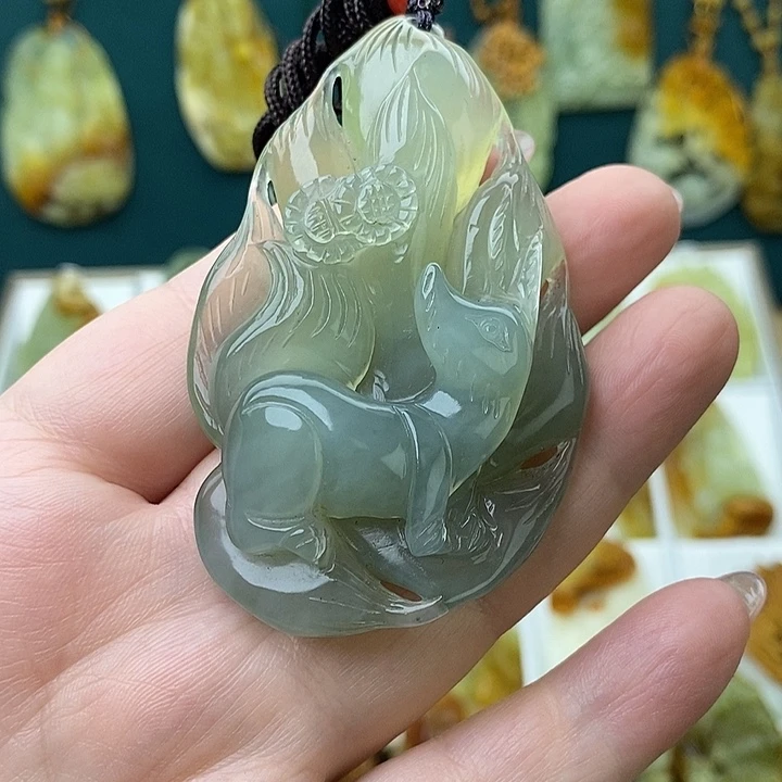 蛇纹石玉未镶嵌颈饰灰冰九尾狐