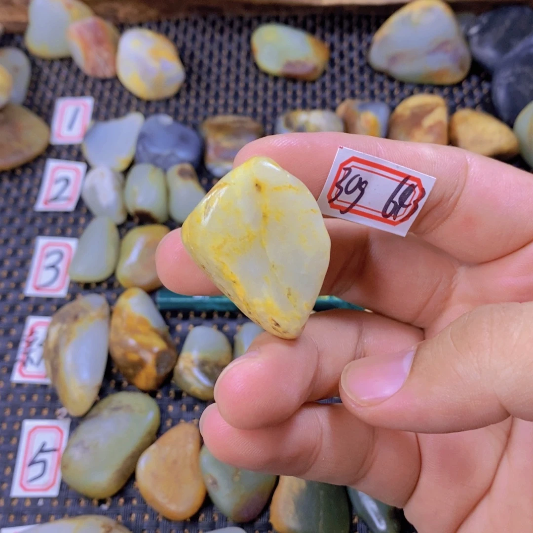 颈饰未镶嵌和田玉（糖玉）