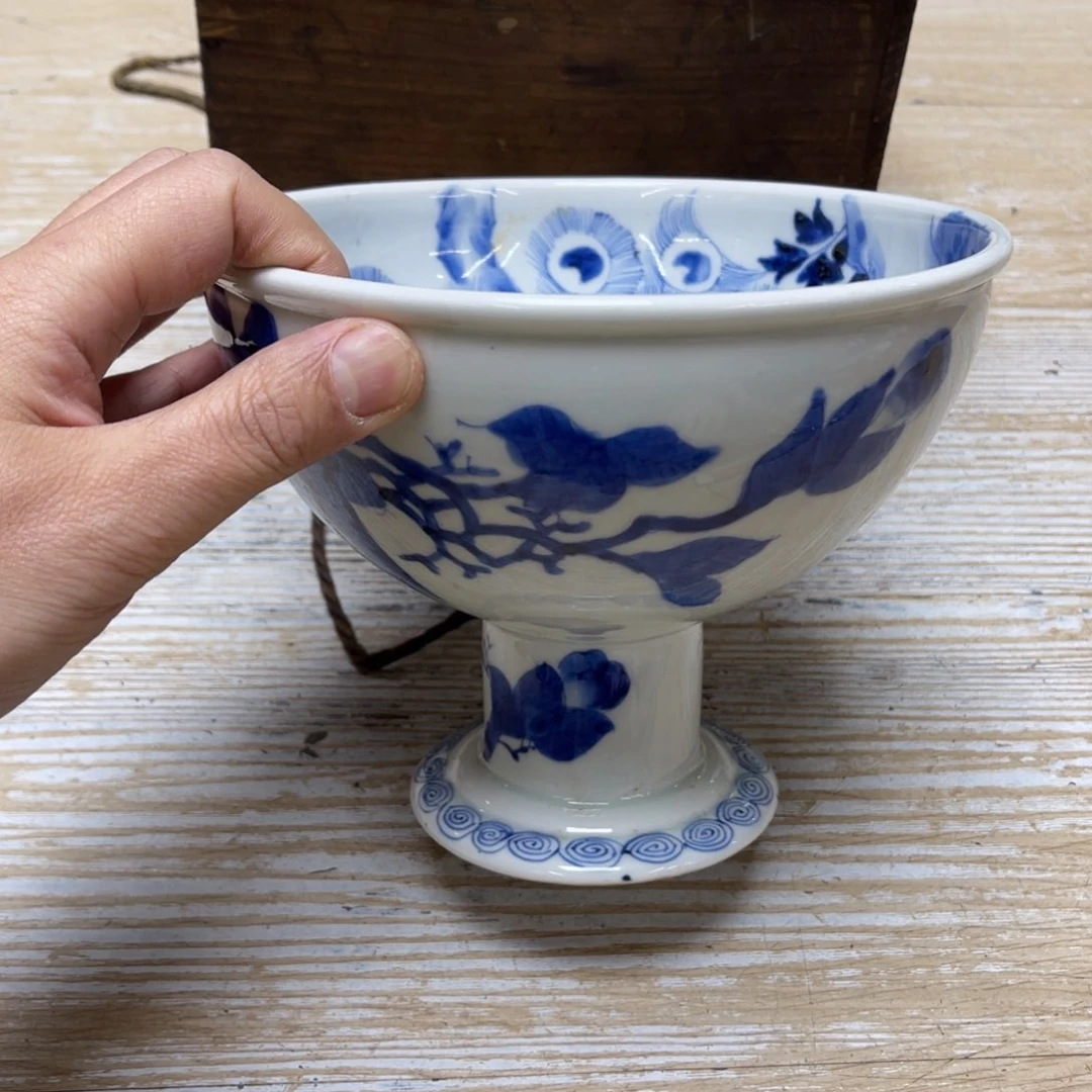 瓷片密密麻麻地排列着一个