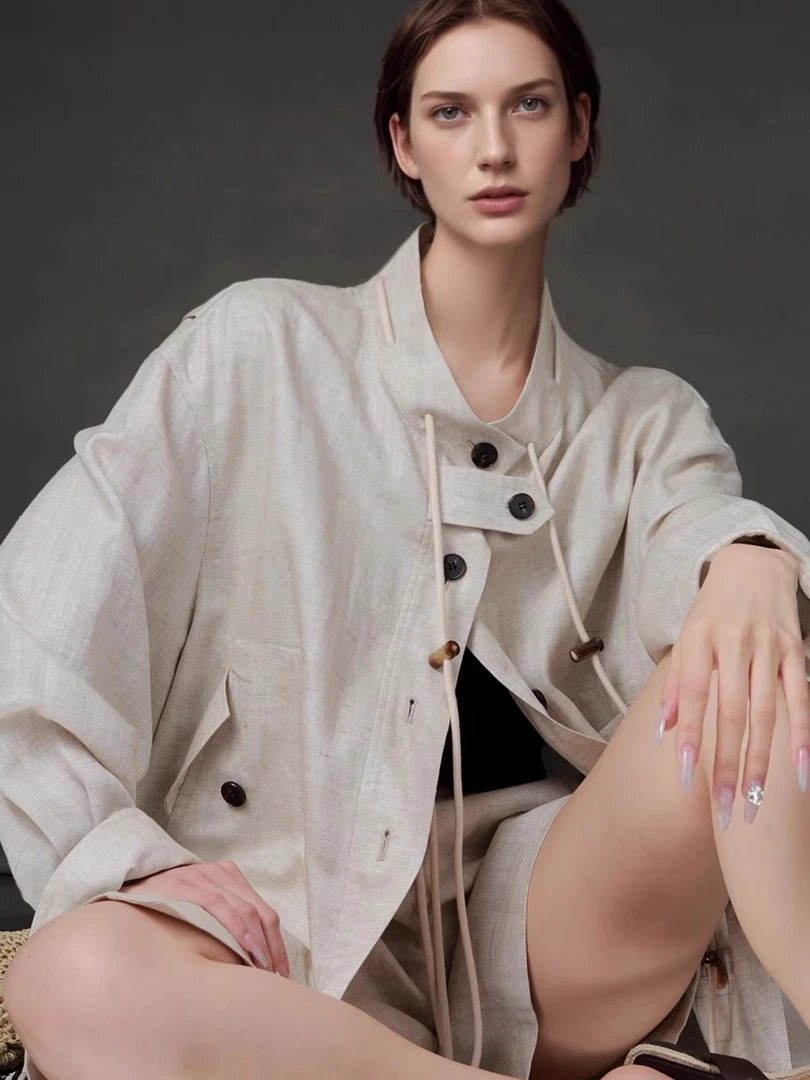 臻一-老钱风立领抽绳设计天丝亚麻短款风衣外套女高级感PI25C031