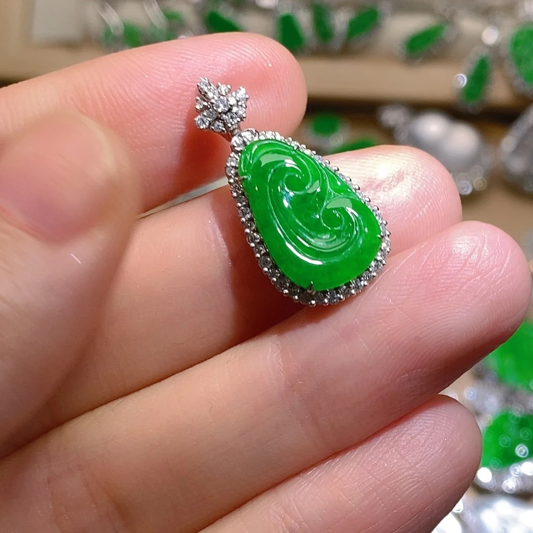 翡翠18K金镶嵌颈饰如意