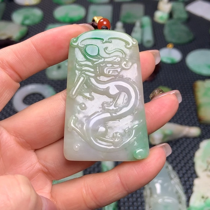 翡翠挂件未镶嵌……