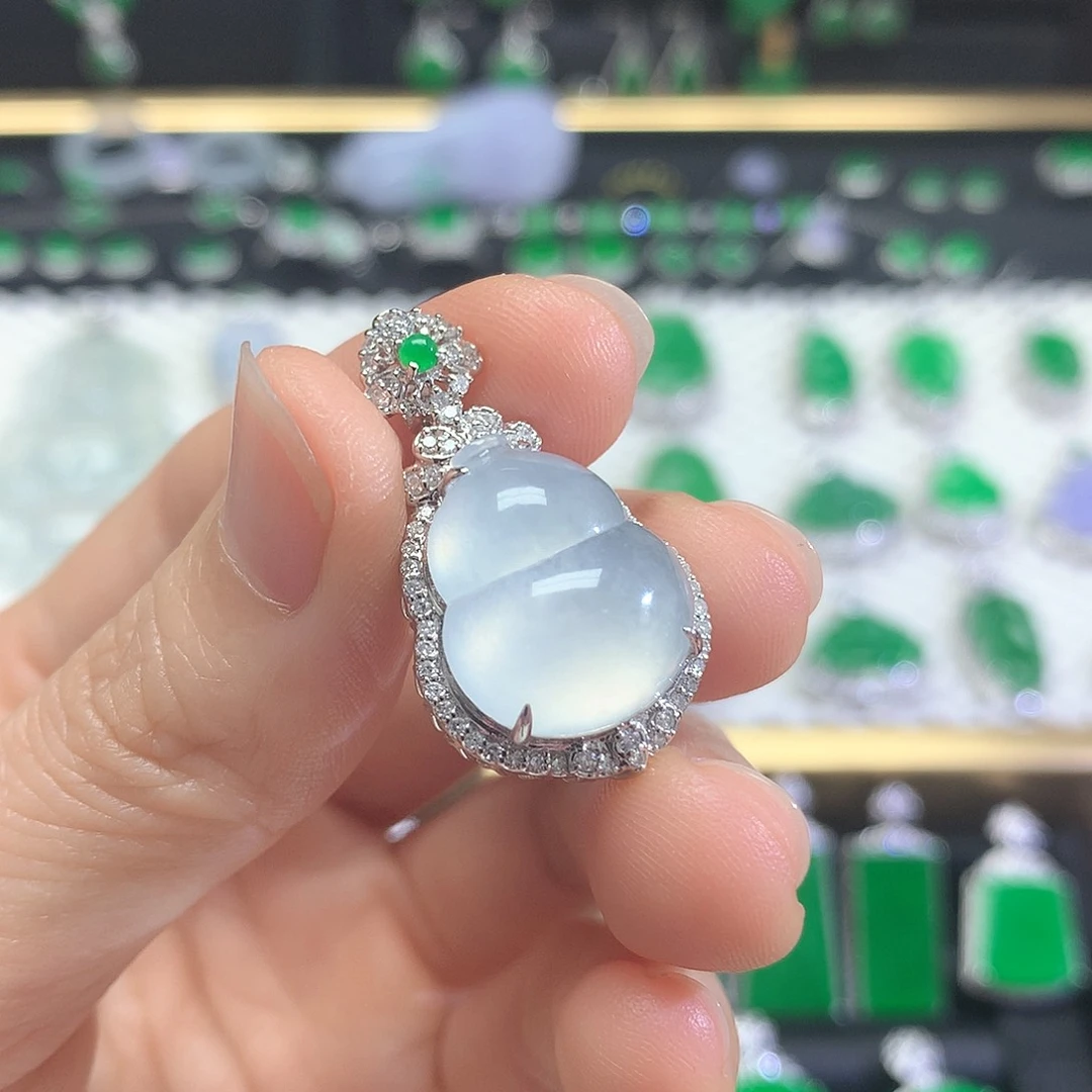 颈饰18K金镶嵌翡翠吊坠