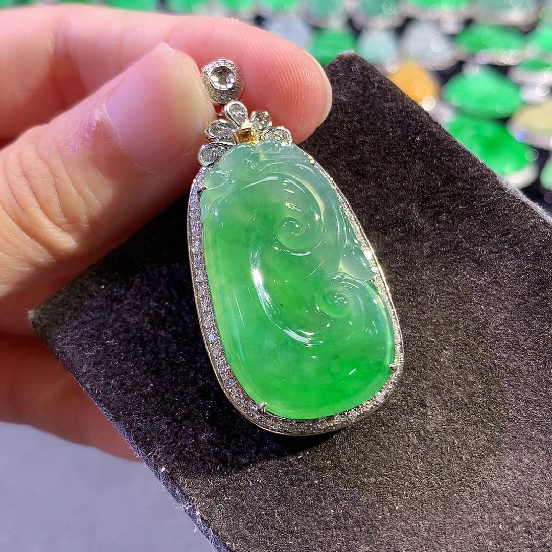 翡翠18K金镶嵌吊坠(赠链)