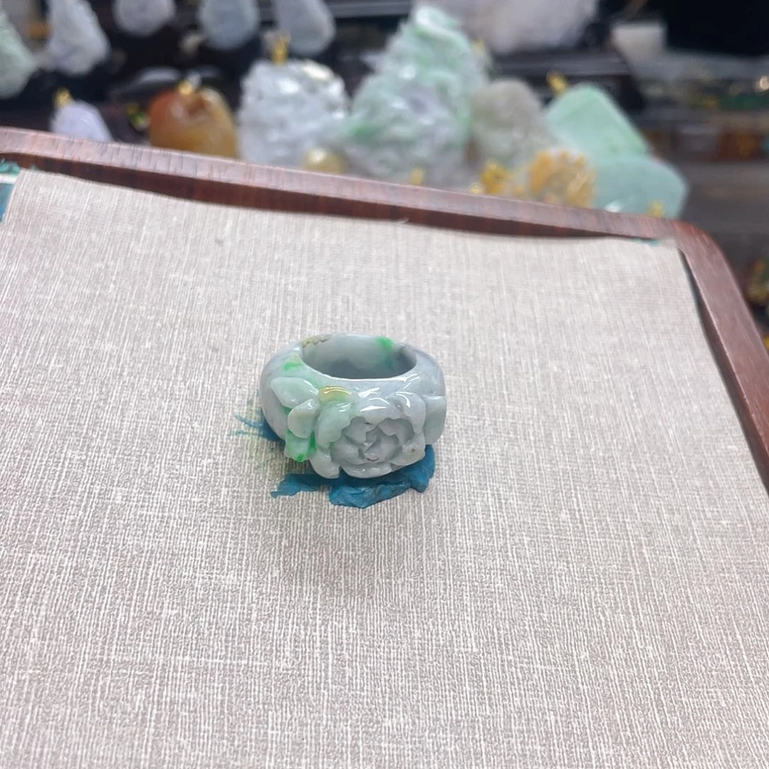 翡翠未镶嵌颈饰戒圈