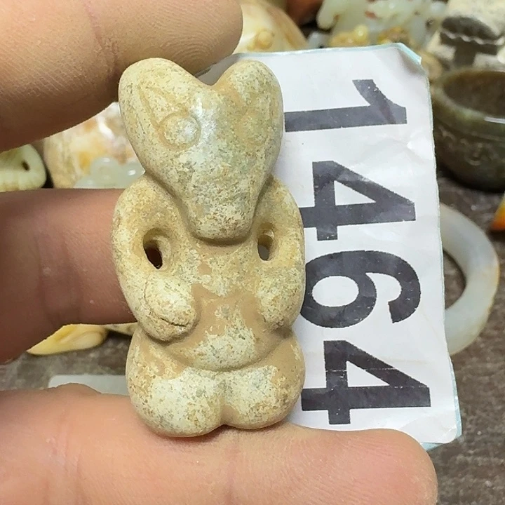 透闪石-蛇纹石玉未镶嵌颈饰