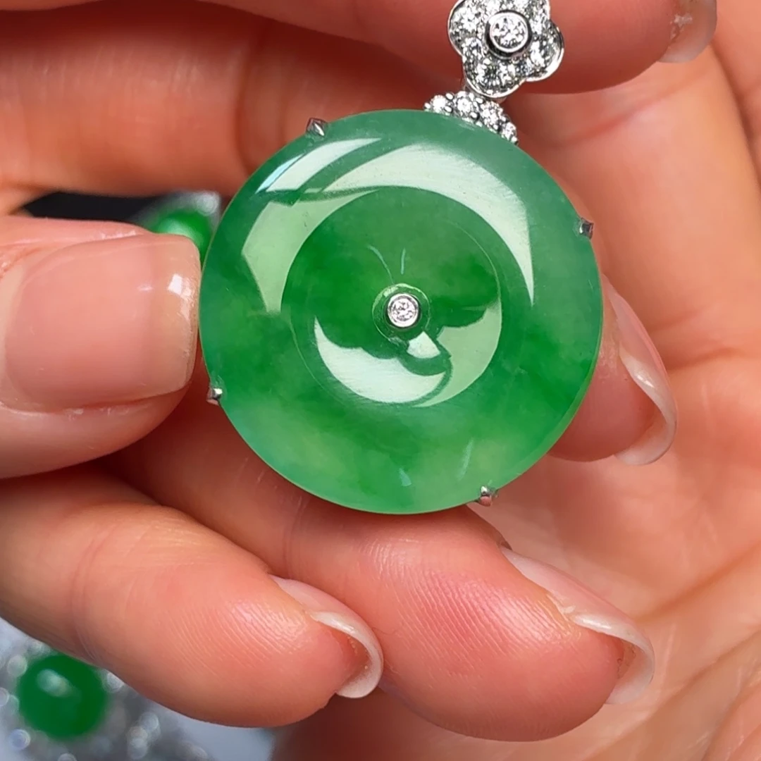 翡翠18K金镶嵌颈饰