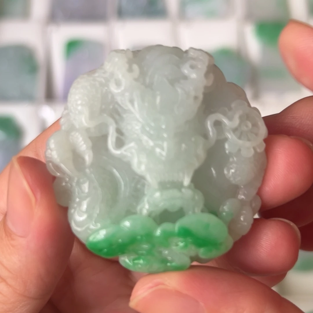 翡翠未镶嵌颈饰龙