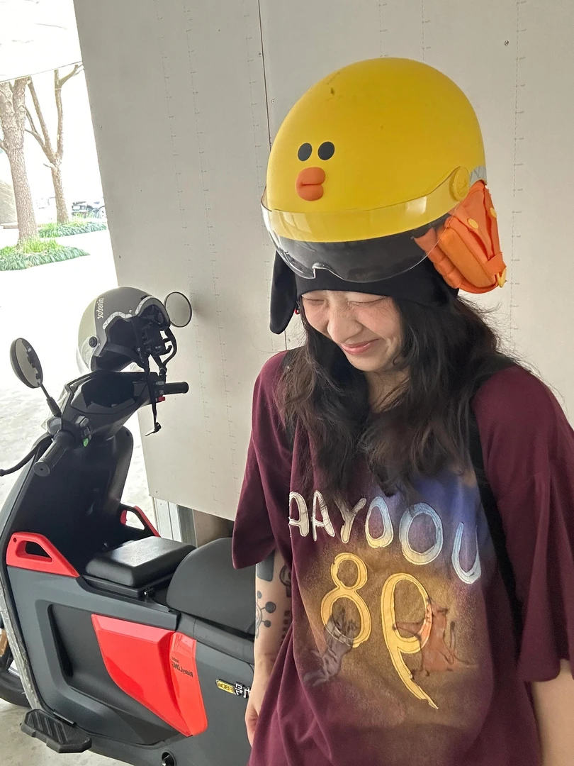 现货秒发25早秋新款正品UY新款飞碟吸猫酒红宽松男友风印花T恤