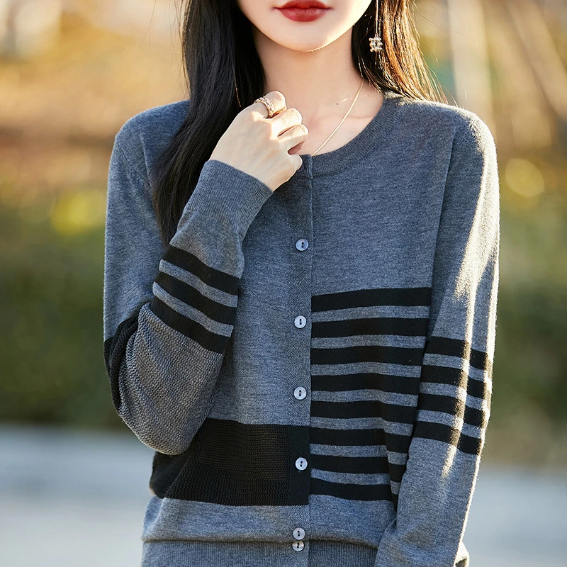 春秋季长袖针织衫女装衫时尚秋冬撞色拼色圆领半横条开衫百搭