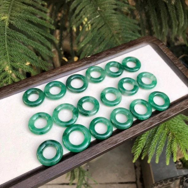 天然独龙玉非洲翠玉石吊坠甜甜圈