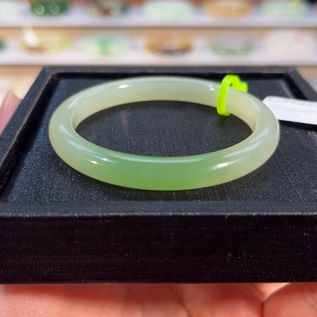 和田玉未镶嵌手镯冰晴翠，无包容51