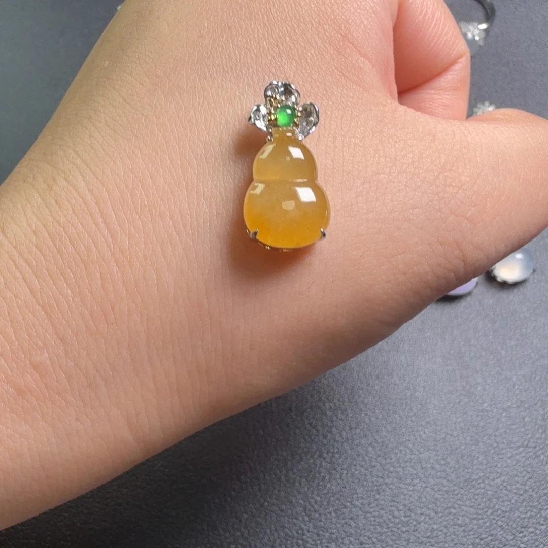 翡翠18K金镶嵌颈饰葫芦