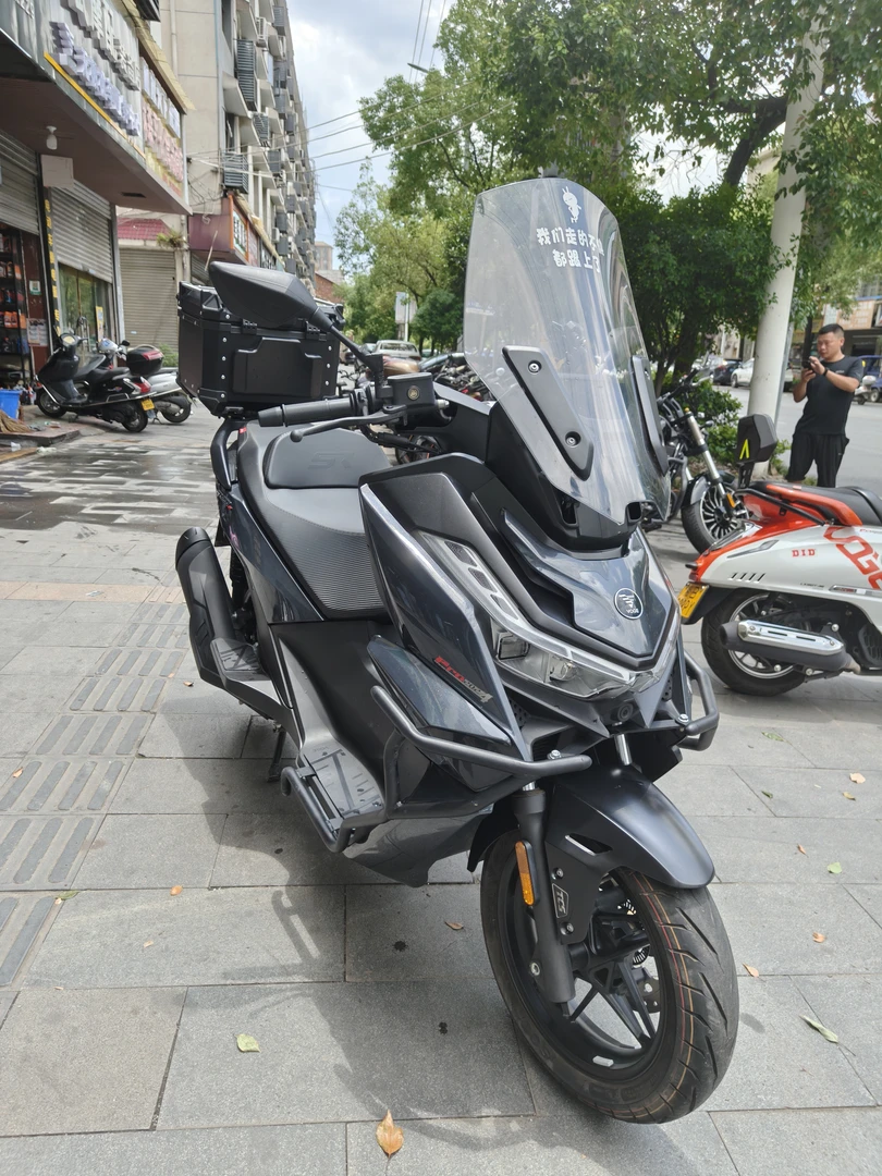 25年2月的无极SR250GT高配，250CC，水冷，无钥匙启动，行车记录仪等