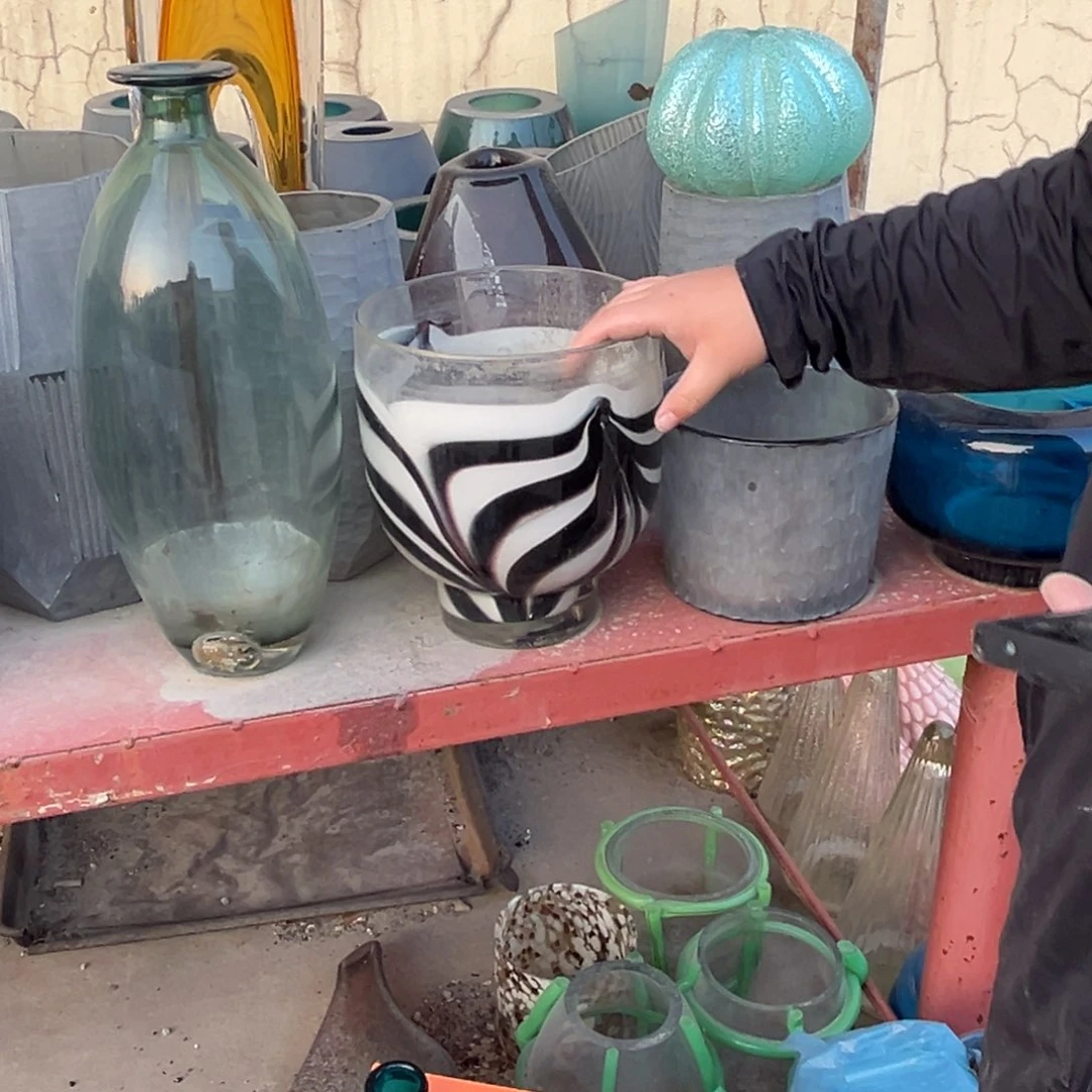 黑白条纹琉璃花器摆件高25瑕疵