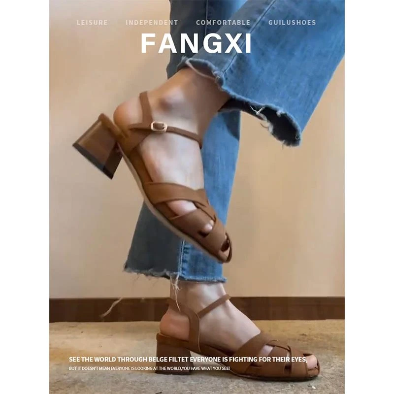 夏季新款罗马复古编织包头中跟镂空猪笼鞋粗跟一字扣带高跟凉鞋女